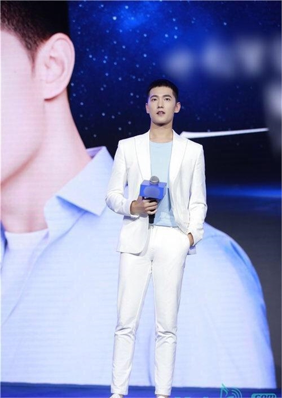 武汉西服定做厂家眼中的男明星西服风是怎么样的