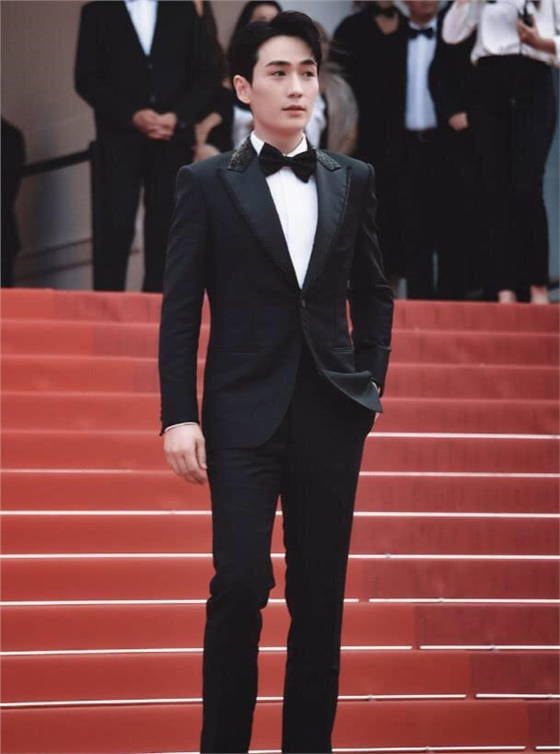 武汉西服定做厂家眼中的男明星西服风是怎么样的